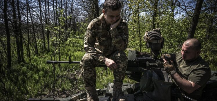 Ukrayna ordusunun tankları Donetsk cephesindeki zorlu arazi koşullarında görev yapıyor