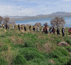 Van'da doğaseverler Adır Adası ve Amik Kalesi'ni gezdi