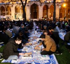 YediHilal Derneğinden Şehzadebaşı Camisi'nin avlusunda ''Medine usulü iftar''