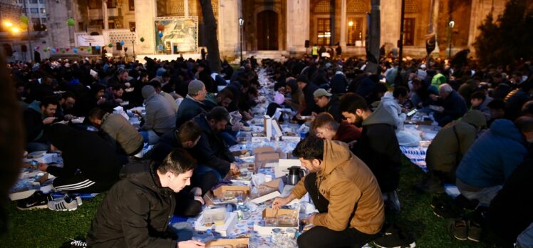 YediHilal Derneğinden Şehzadebaşı Camisi'nin avlusunda ''Medine usulü iftar''