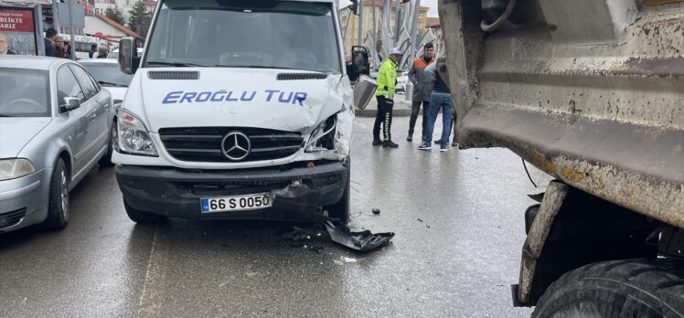 Yozgat'ta öğrenci servisi ile kamyonun çarpışması sonucu 7 öğrenci yaralandı