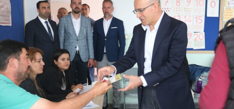 AK Parti Genel Sekreteri Şahin ile eski bakanlar Aksu ve Şimşek, Ankara'da oylarını kullandı