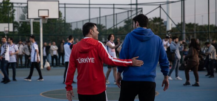 Bakan Kurum Maltepe'de gençlerle basketbol maçı yaptı: