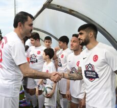 Bakan Murat Kurum ve ünlü futbolcular depremzede çocuklarla sahaya çıktı