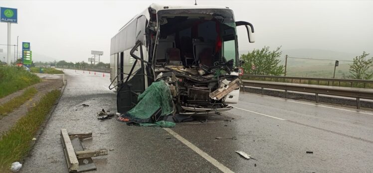 Balıkesir'de lise öğrencilerini taşıyan tur otobüsü tıra çarptı, 33 kişi yaralandı