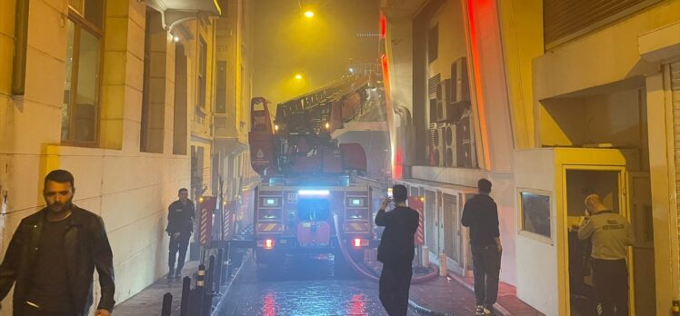 Beyoğlu'nda tadilattaki eğlence mekanında çıkan yangın söndürüldü