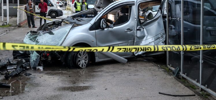 Bursa'da trafik kazasında 2 kişi öldü, 1 kişi yaralandı