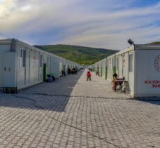 Depremde evi yıkılan kadın, konteyner çamaşırhanede afetzedelere hizmet veriyor