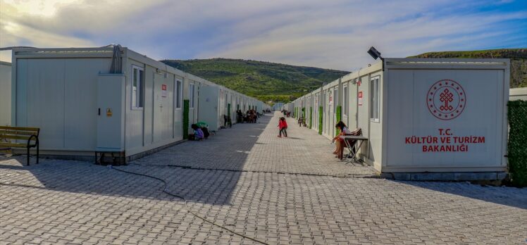 Depremde evi yıkılan kadın, konteyner çamaşırhanede afetzedelere hizmet veriyor