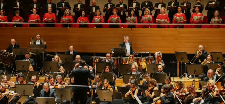 Devlet Çoksesli Korosu ve İZDSO konser verdi