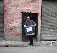 Diyarbakır ve Siirt'te hasta veya engelliler ekiplerin yardımıyla oylarını kullandı