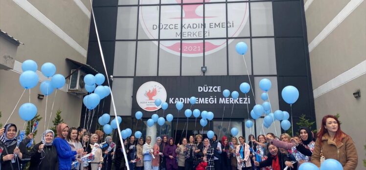 Düzce'de otizmli çocukların anneleri için gökyüzüne balon bırakıldı