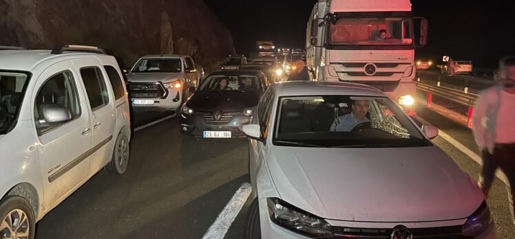 Elazığ'da seyir halindeyken alev alan yolcu otobüsü tamamen yandı