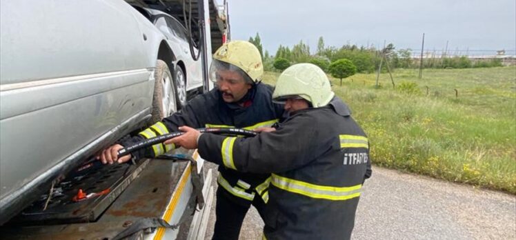 Erzincan'da balataları alev alan araç yüklü tıra itfaiye müdahale etti