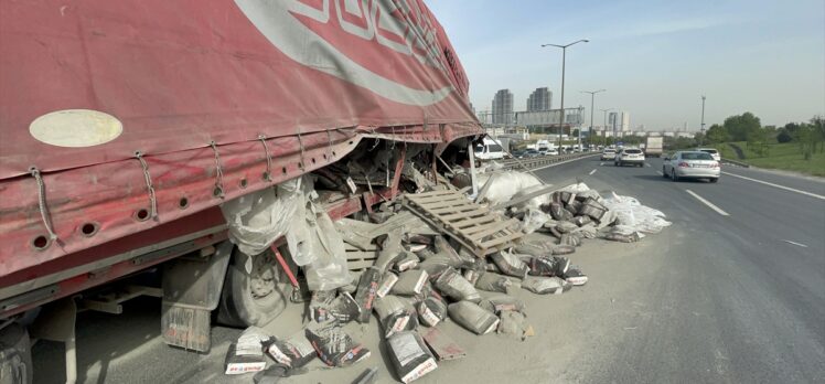 Esenyurt'ta refüje çarpan tır trafik yoğunluğu oluşturdu