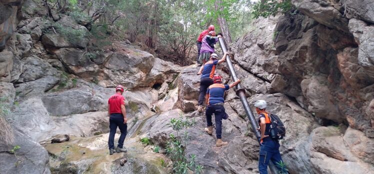 Fethiye'de kayalıklarda mahsur kalan iki kişi kurtarıldı