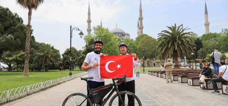 Fransa'dan bisikletle hacca gitmek için yola çıkan Fas asıllı Fransız yazar İstanbul'da