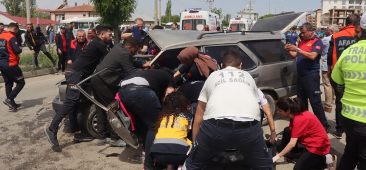 Iğdır'da otomobil ile motosikletin çarpışması sonucu 3 kişi öldü, 2 kişi yaralandı