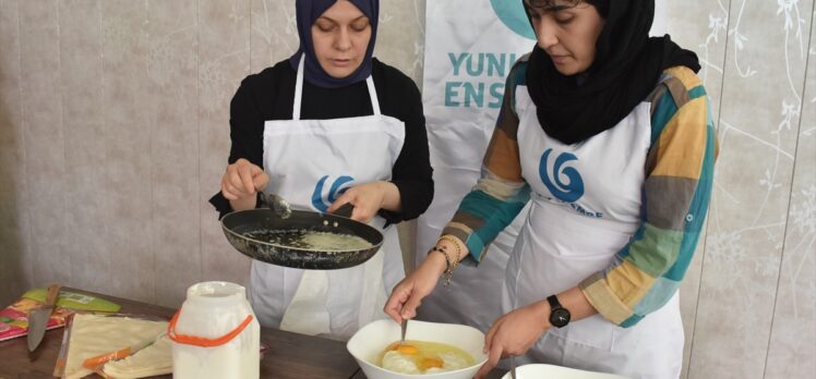 İranlı kadınlar YEE'nin açtığı atölyede Türk yemeklerini öğreniyor