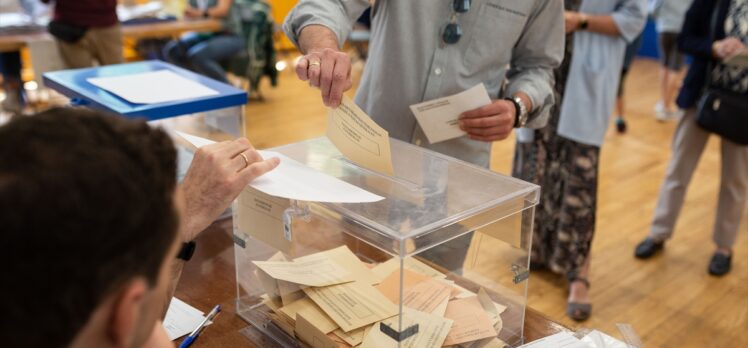 İspanya'da halk yerel seçimler için sandık başına gitti