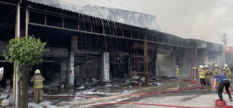 İzmir'de sanayi sitesinde çıkan yangın kontrol altına alındı