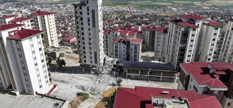 Kahramanmaraş'ta bina yıkım ve enkaz kaldırma çalışmaları sürüyor