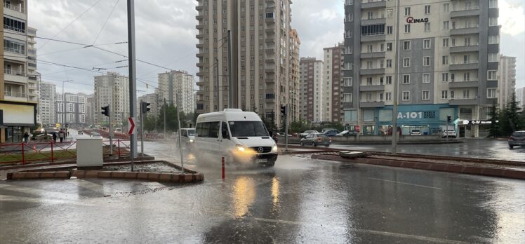 Kayseri'de sağanak ve dolu etkili oldu