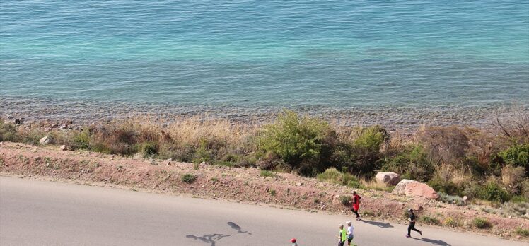 Kırgızistan'da ŞİÖ 4. Uluslararası Issık Göl Maratonu koşuldu