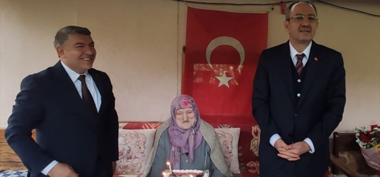 Kocaeli'de oğluyla yaşayan Şükriye nine 100. yaşını kutladı