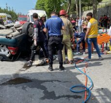 Küçükçekmece'de ağaca çarpan otomobil takla attı, 5 kişi yaralandı