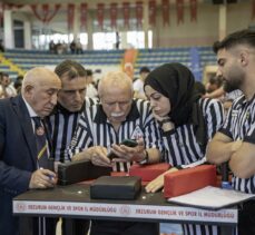 Lisede başladığı bilek güreşinde genç yaşta uluslararası hakem oldu