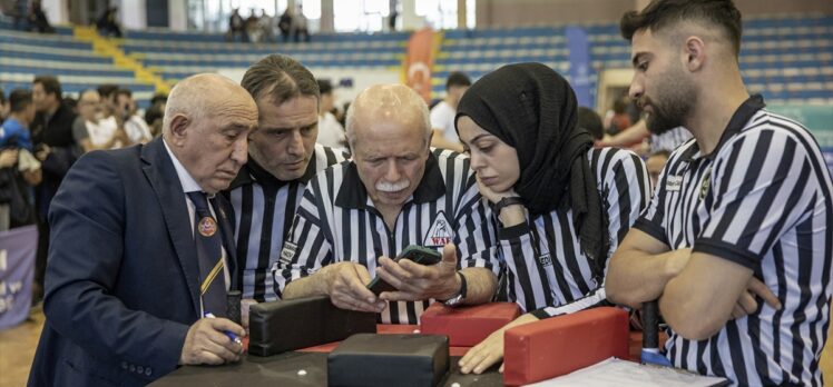 Lisede başladığı bilek güreşinde genç yaşta uluslararası hakem oldu