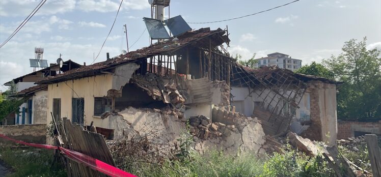 Malatya'da ağır hasarlı kerpiç evin bir kısmı çöktü