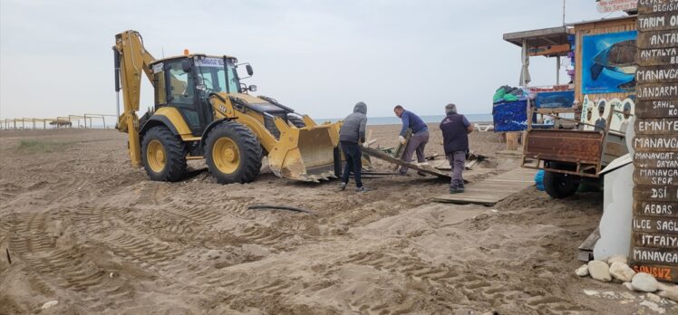 Manavgat'ta sahildeki yıkım sırasında kuş yuvaları ile kum zambaklarına zarar verildiği iddiası