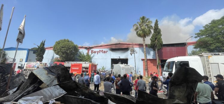 Mersin Serbest Bölgesi'ndeki bir depoda çıkan yangına müdahale ediliyor