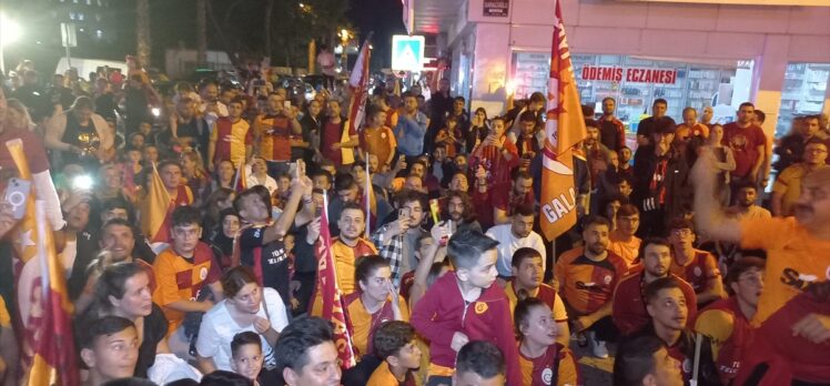 Ödemiş'te Galatasaraylı taraftarlar şampiyonluğu kutladı