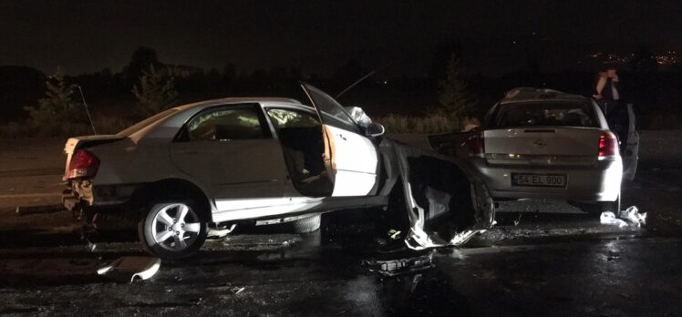 Sakarya'da iki otomobilin çarpışması sonucu 1 kişi öldü, 4 kişi yaralandı