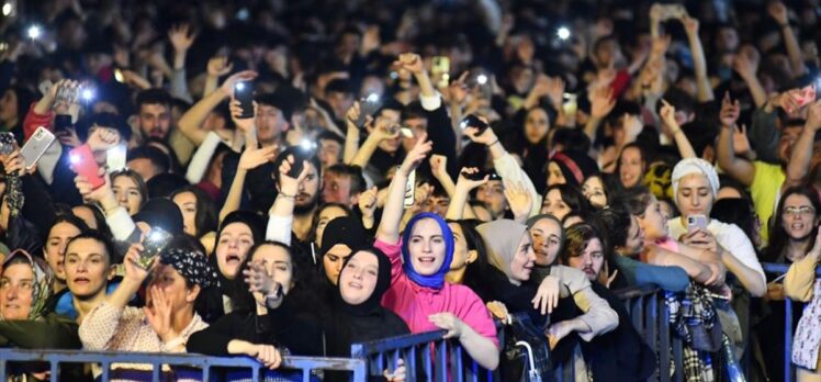 Sanatçı Sinan Akçıl Trabzon'da konser verdi