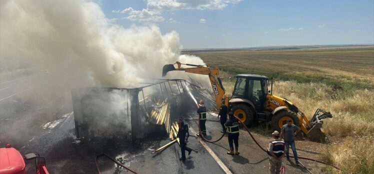 beklesin.Şanlıurfa'da devrilen kereste yüklü tır yandı