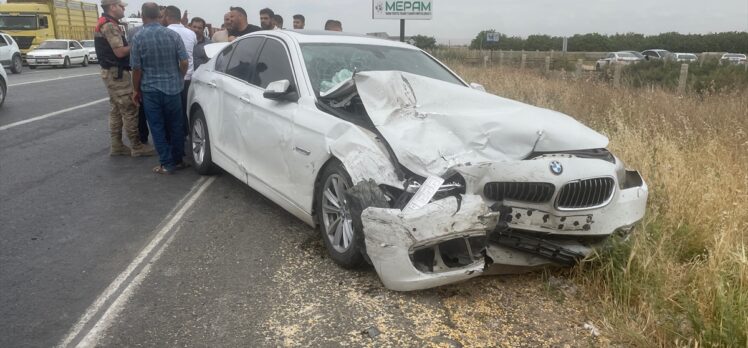 Şanlıurfa'da hafif ticari araç ile otomobil çarpıştı, 5 kişi yaralandı