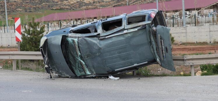 Sivas'ta hafif ticari araç ile tırın çarpıştığı kaza güvenlik kamerasına yansıdı