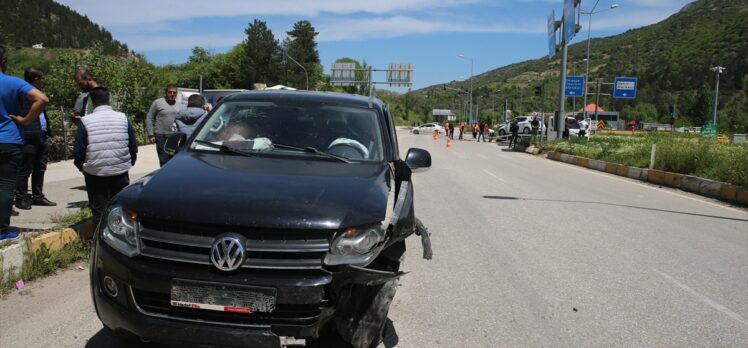 Tokat'ta kamyonet ile otomobilin çarpıştığı kazada 7 kişi yaralandı