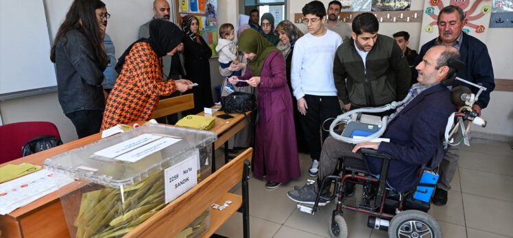 ALS hastası mühendis, solunum cihazıyla oy kullanmaya geldi