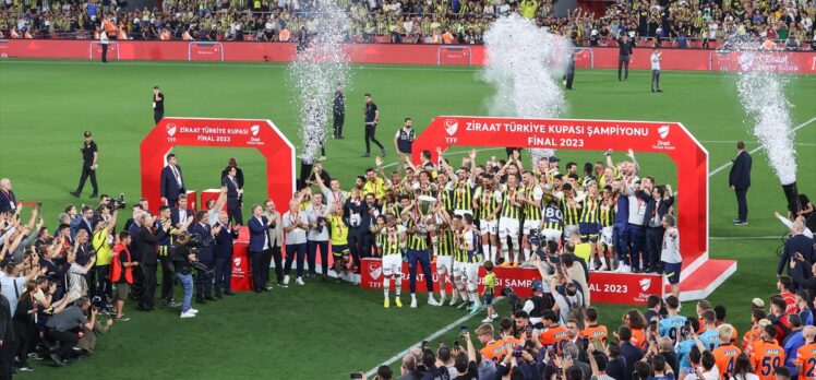 61. Ziraat Türkiye Kupası'nın sahibi Fenerbahçe kupasını aldı