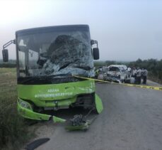 Adana'da belediye otobüsü ile minibüsün çarpışması sonucu 2 kişi öldü, 10 kişi yaralandı