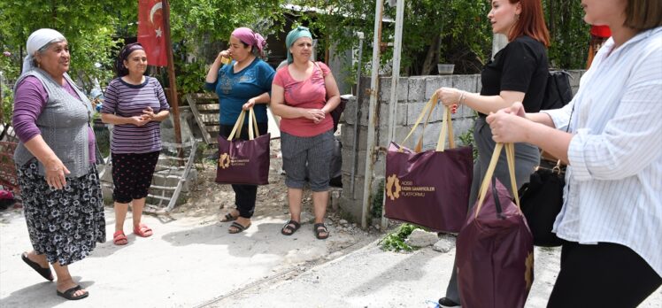 Adanalı kadın sanayiciler Hatay'da depremzedelere yardım çantası dağıttı