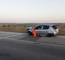 Afyonkarahisar'da bariyerlere çarpan otomobildeki 5 kişi yaralandı