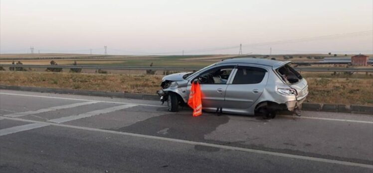 Afyonkarahisar'da bariyerlere çarpan otomobildeki 5 kişi yaralandı