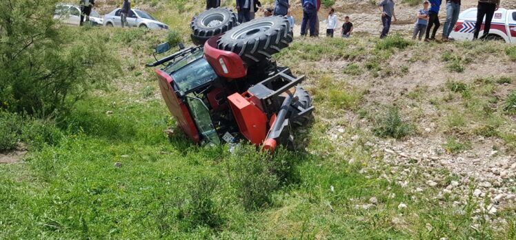 Ağrı'da devrilen traktörün sürücüsü yaralandı