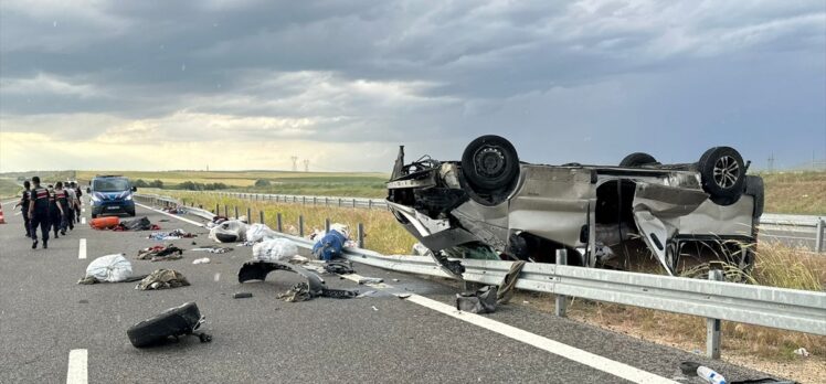 Aksaray'da hafif ticari aracın bariyerlere çarptığı kazada 2 kişi öldü